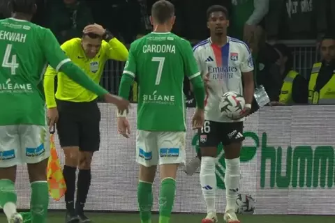 مقذوفة معدنية في الرأس.. إصابة الحكم وتعليق أحداث مباراة سانت إتيان وليون (فيديو)